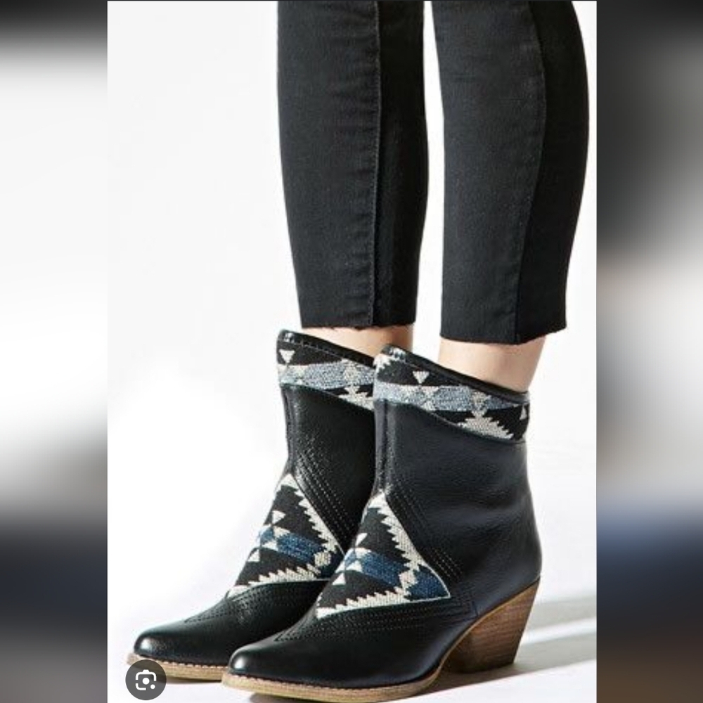 Sbicca Black and Blue Patterned Women's Ankle Boots_7 - Picture 12 of 13